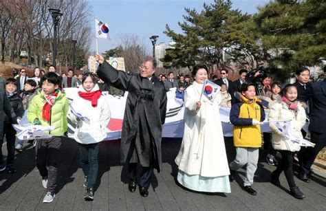 Google's korea liberation day 2015 doodle celebrated the 70th anniversary of the independence of korea with an image of hibiscus syriacus flower, also. South Korean President Strikes Japan Over Wartime Use of ...