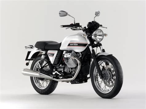 Just introduced at the eicma show, the moto guzzi v7 classic is another retro standard taking it's place in the market along with classic models already offered by triumph and ducati. MOTO GUZZI V7 Classic specs - 2009, 2010 - autoevolution