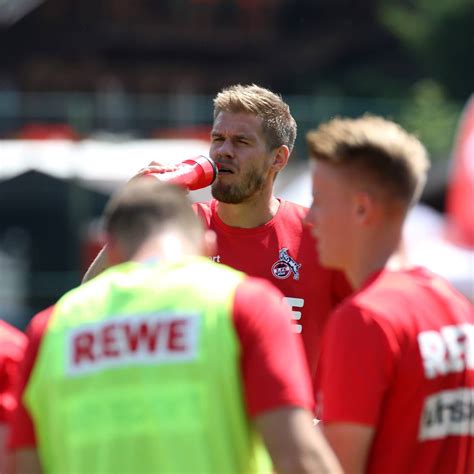 Simon terodde has drifted into the penalty spot at the back post with the fürth defender giving him a bit of space but not enough to be troubled if his fellow defencemen can defuse a quick ball in. FC trennt sich von Simon Terodde - Radio Köln