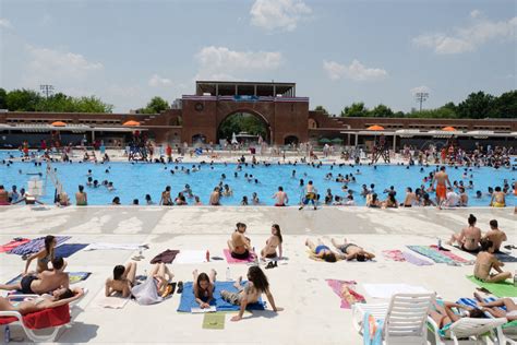 It hosts swim teams, schedules swim times, and offers special programming. Best swimming pools for kids in New York City