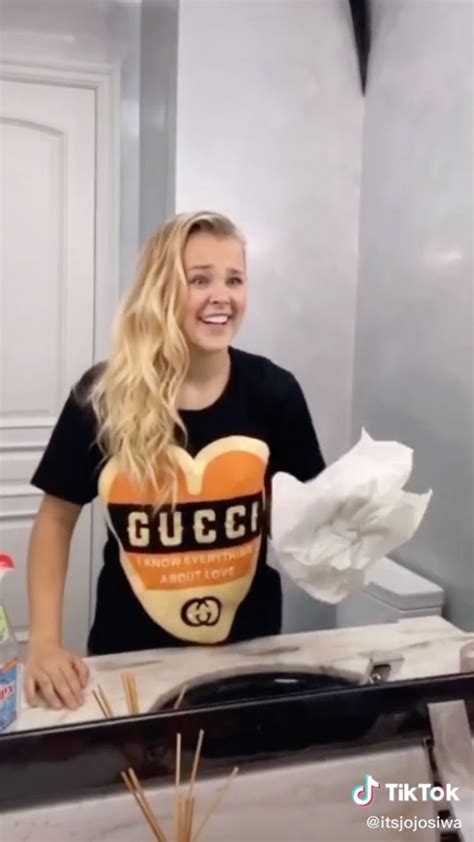Jojo Siwa Takes Out Her Signature Side Ponytail In New Tiktok Ahead Of