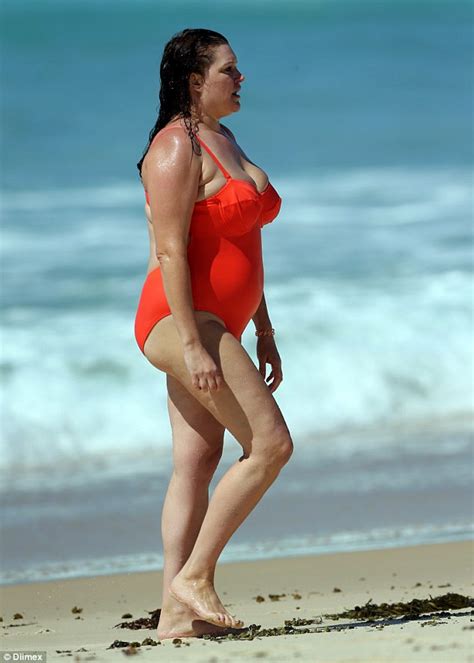 Tziporah Malkah Flaunts Her Whopping 30kg Weight Loss At The Beach