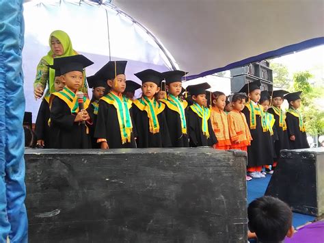 Karenanya, latar yang dipakai adalah padang pasir dengan unta dan piramid. Wisuda TK Handayani XV Cikadu - Lasmicika