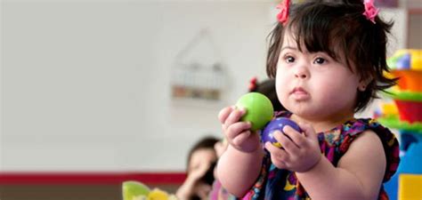 متلازمة داون اضطراب ورثي يسببه الانقسام غير الطبيعي في الخلايا مما يؤدي إلى زيادة النسخ الكلي أو الجزئي في الكروموسوم 21. متلازمة داون تعريفها واعراضها وكيفية التعامل مع المصابين ...