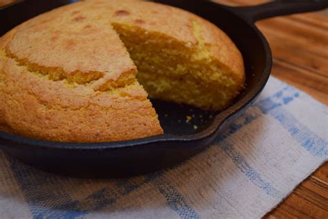 Alex guarnaschelli makes cast iron skillet cornbread alex s day off food network. Cast Iron Texas: Skillet Cornbread
