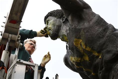 Spartans' Magic Johnson statue vandalized, presumably by Michigan fans