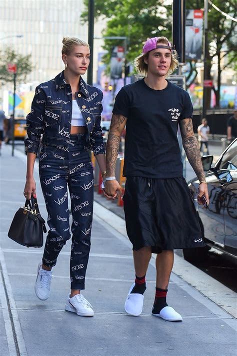 Here's everything you need to know about their upcoming wedding. "Justin Bieber en Hailey Baldwin verloofd, ouders geven ...
