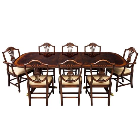 Flamed Mahogany Duncan Phyfe Style High Gloss Dining Table And 8 Chairs