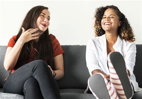 Lesbisches Duo Bumst An Der Couch Miteinander Telegraph