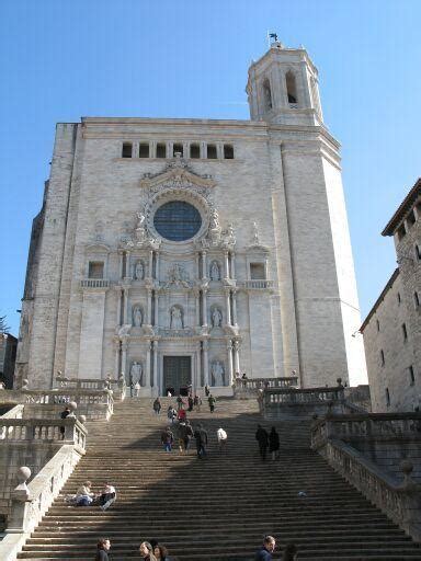 Sie steht außerhalb des alten. Girona Cathedral