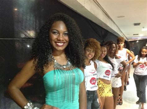 Fotos Candidatas Desfilam No Miss Favela 2014 28092014 Uol Notícias