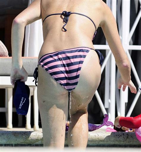 Amanda Holden Exposing Her Nice Huge Boobs On Beach Paparazzi Shoots