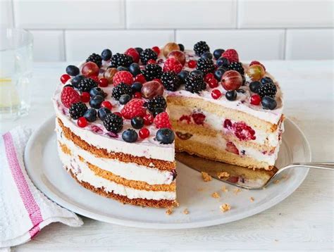 Es gibt eine vielzahl von leckeren kuchen rezepten. Joghurt-Beeren-Torte - luftig leichte Sommertorte | Die ...
