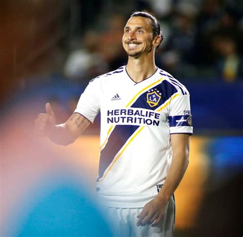 Zlatan ibrahimovic, 31, has come back to paris after the summer holidays. Malmö: Fans zünden Statue von Zlatan Ibrahimovic an - WELT