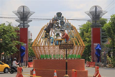 Walikota Madiun Resmikan Tugu Pendekar Dan Patung Pecel Dinas