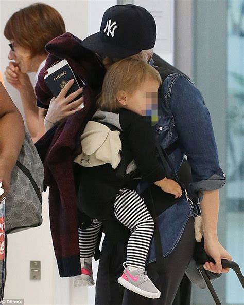 Scarlett Johansson Departs Sydney With Daughter Rose Daily Mail Online
