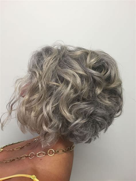 Pin Von Lee Young Auf Silver Grey Hair Lockiges Graues Haar Kurzhaar