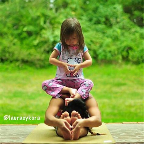 These 14 Mother Daughter Yoga Photos Are Truly Spectacular Mother Daughter Bonding Mom Daughter