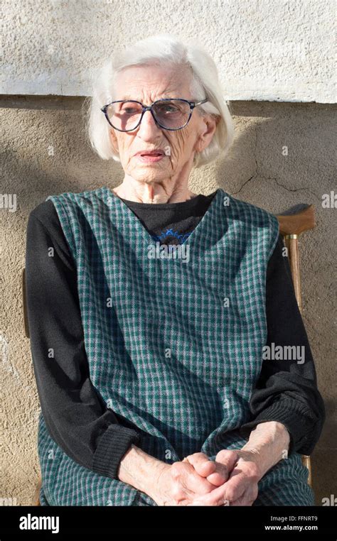 porträt von einem neunzig jahre alt oma sitzt im freien stockfotografie alamy