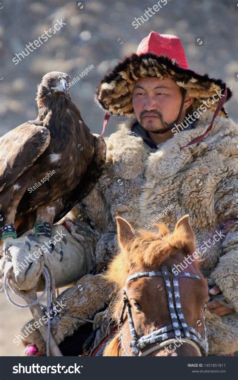 Ulaanbaatarmongolia 07062019 Men Mongolian Traditional Clothing Foto De