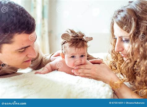 Naakte Baby Met Haar Ouders Stock Afbeelding Image Of Familie