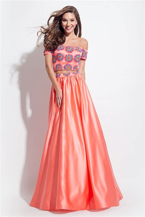 Choose the fabric that always keeps color fresh. Best Prom Dresses 2016 - Formal Dresses for Prom | Teen Vogue