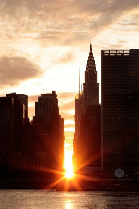 A View Of The Manhattanhenge Sunset From Hunters Point South Park In