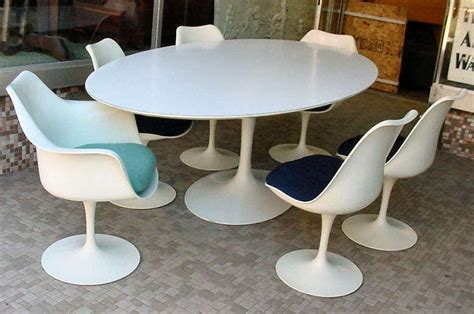The image of tulip tables and chairs is probably one of the most recognizable in the world of interior design. Vintage Tulip Dining Table by Eero Saarinen for Knoll at ...