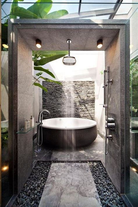 10 Luxurious Outdoor Showers That Give Bathtubs A Run For Their Money 8