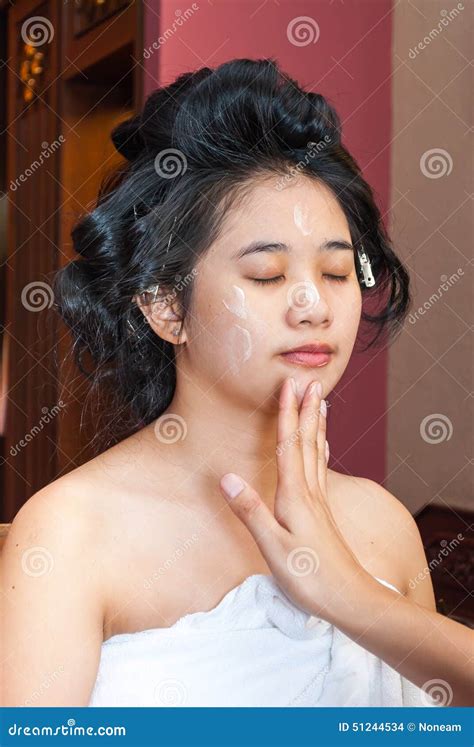 Azjatycka Tajlandzka Dziewczyna Dostaje Makeup Podstawę Zdjęcie Stock Obraz Złożonej Z