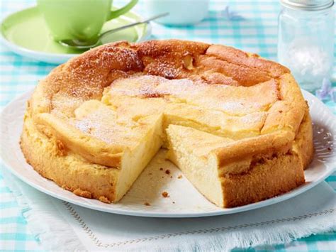 Die sahne gut und steif schlagen und unterheben. Einfacher Quarkkuchen - das 10-Minuten-Rezept| LECKER in ...