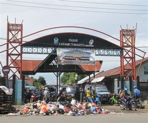 Sampah Depan Gerbang Pasar Karang Nabire Memprihatinkan Dimana Pemerintah Nabire Net