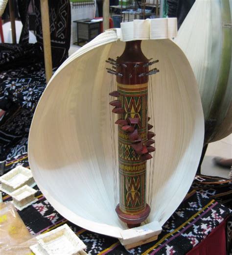 Alat musik daerah jawa tengah lain dalam gamelan adalah saron yang terdiri dari 6 7 bilah pada bingkai kayu yang juga berfungsi sebagai resonator. Kumpulan Beragam Gambar Alat Musik Tradisional