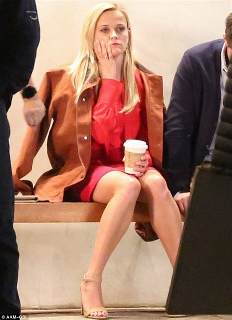 Reese Witherspoon Looks Tired But Glamorous On Film Set Of Home Again Daily Mail Online