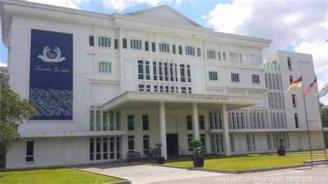 Tuanku ja'afar wurde dann bis 1955 zum bezirksbeamten in tampin, negeri sembilan, befördert und unterstützte die antikommunistische kampagne. Seremban : Galeri Diraja Tuanku Ja'afar | Elephants & Mangoes