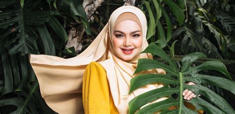 Born 11 january 1979) is a malaysian singer, songwriter, actress and businesswoman with more than 300 local and international awards. Siti Nurhaliza raih Anugerah Emas untuk album fizikal ...