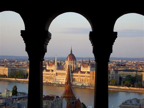 W jaki sposób węgry są reprezentowane na forum różnych instytucji ue, ile pieniędzy wpłacają do budżetu ue i z niego otrzymują, jaki mają ustrój polityczny i z jakimi krajami prowadzą wymianę. voyages mes : Budapeszt - Węgry