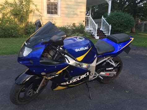 2,040 mm (80.3 in) overall width: 2001 GSXR 600 | GTAMotorcycle.com