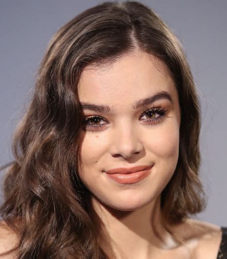 Hailee Steinfeld Bio Net Worth Boyfriend Dating Nationality