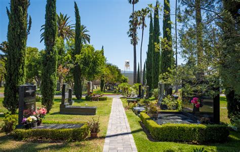 Los angeles — a few hundred people poured through the gates of hollywood forever cemetery last it was the start of a new season of cinespia, a film series here showing midcentury movies amid the graves of. Hollywood Forever Cemetery Review & Tips - Travel Caffeine