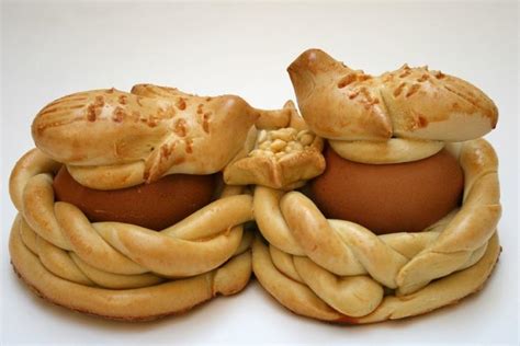 Easter egg bread, paska, potica, cinnamon rolls, and kolaches. Palummeddi: Traditional Sicilian Easter Egg Bread | ITALY Magazine