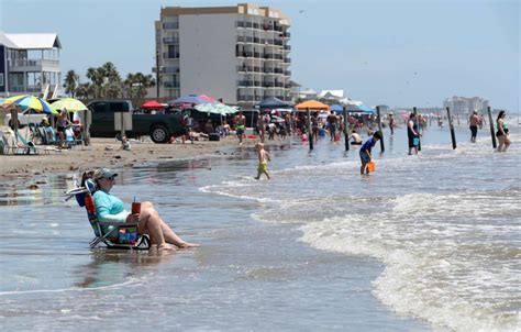 Photos Show Crowded Galveston Beaches Seawall After Abbotts Order