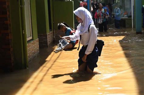 FOTO Banjir Kiriman Rendam Permukiman Warga Di Kampung Melayu