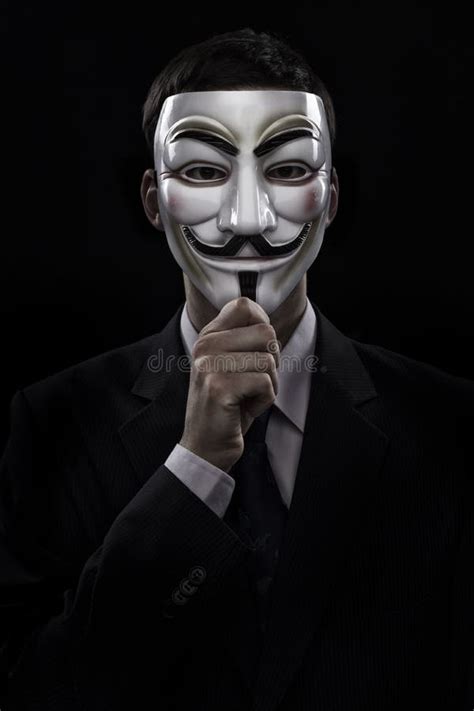 Homme Anonyme Portant Un Masque Photo Stock éditorial Image Du