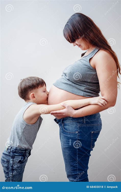 Vientre Que Se Besa Del Niño Pequeño De La Mamá Embarazada Foto De