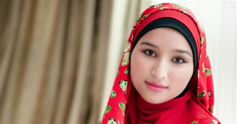 Pilih model ikatan jilbab yang tidak terlalu berat di bagian atas. 39+ Inspirasi Www.foto Wanita Hijab.com, Foto Wanita