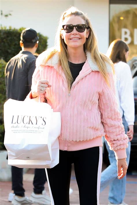 Denise Richards Grab Some Lunch To Go At Luckys In Malibu 01282023