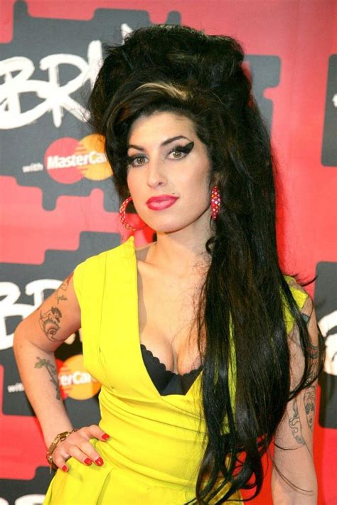 pin by renata bey on cantores e bandas inesquecíveis astros brit awards amy winehouse winehouse