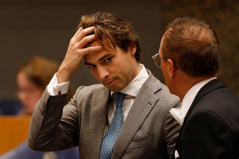 Zo vertelt de politicus dat hij na hun eerste ontmoeting nachtenlang over haar droomde. Muzikale 'Kamerhitlijst' valt slecht bij Thierry Baudet ...