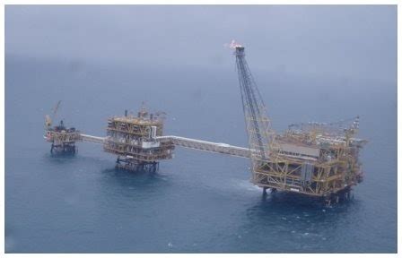 Petroliam nasional berhad atau lebih dikenali sebagai petronas ialah sebuah syarikat minyak dan gas multinasional malaysia yang ditubuhkan pada 17 ogos 1974. hot!! gambar pelantar minyak dalam perairan kelantan ...